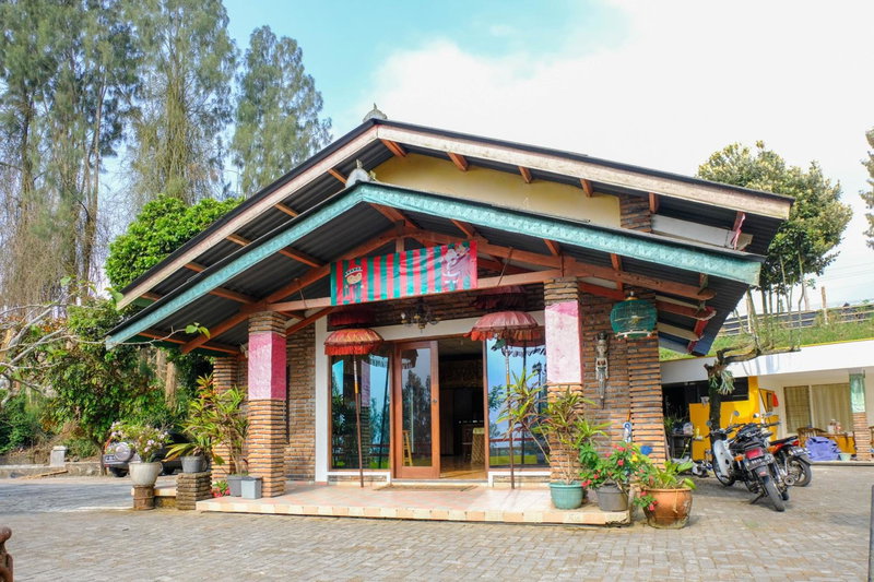 RedDoorz near STAB Syailendra Kopeng, Salatiga, Indonesia