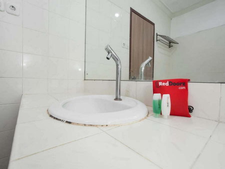 RedDoorz @ Panglima Sudirman, Surabaya, Indonesia