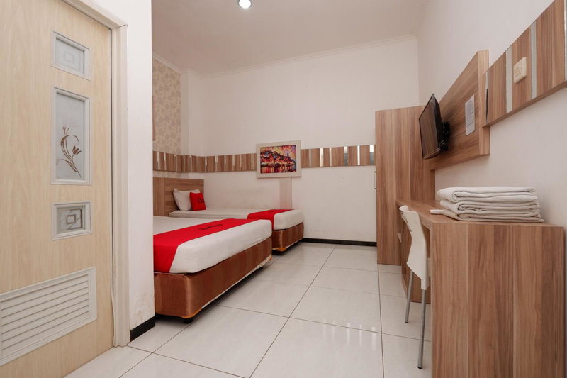 RedDoorz near Plaza Simpang Lima, Semarang, Indonesia