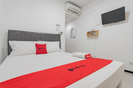 RedDoorz Syariah At Afifah Guest House near Bikasoga Sport Center, Bandung, Indonesia