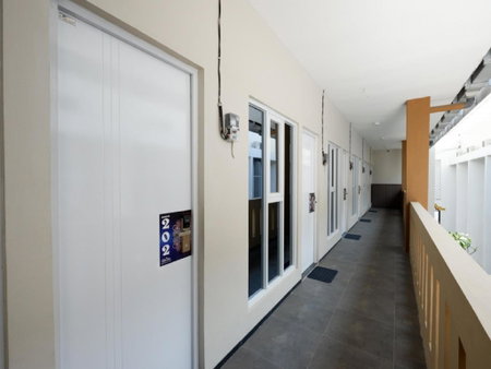 RedDoorz Plus near Paragon Mall Semarang, Semarang, Indonesia