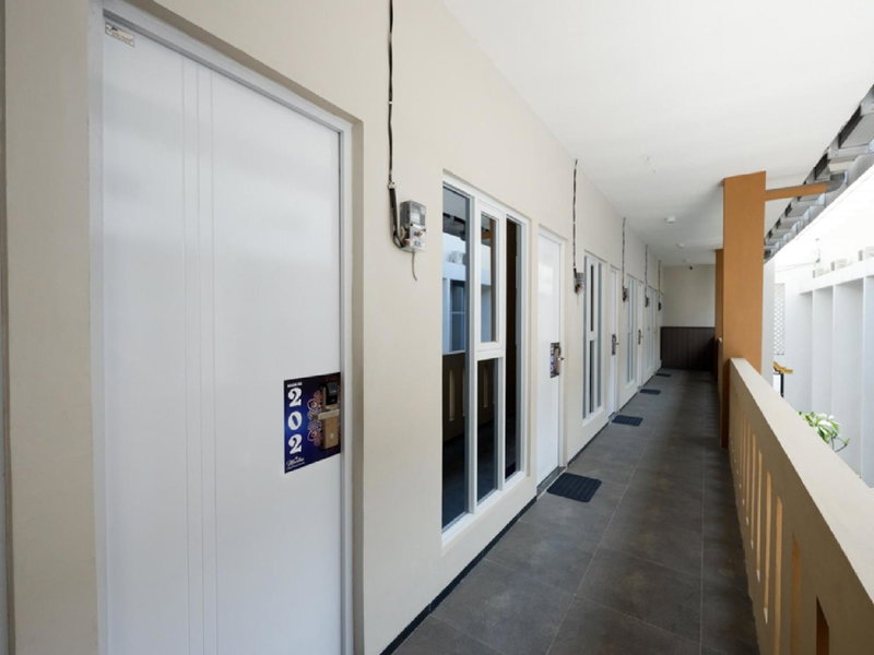 RedDoorz Plus near Paragon Mall Semarang, Semarang, Indonesia