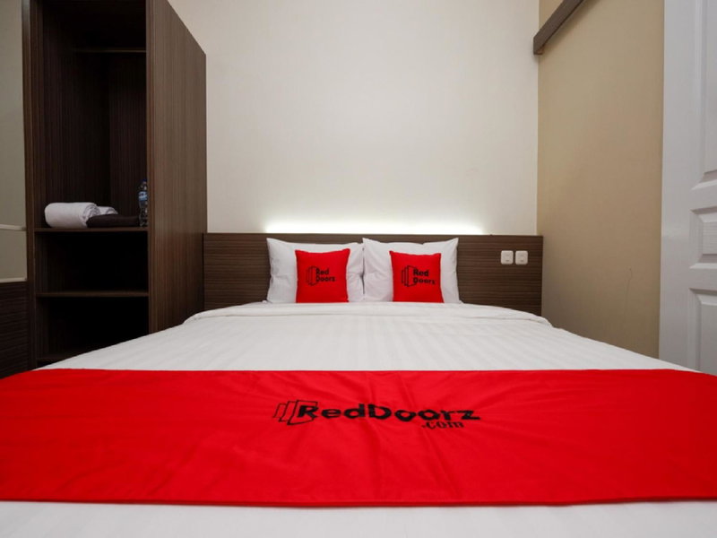 RedDoorz Plus near Paragon Mall Semarang, Semarang, Indonesia