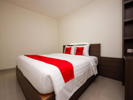 RedDoorz Plus near Paragon Mall Semarang, Semarang, Indonesia