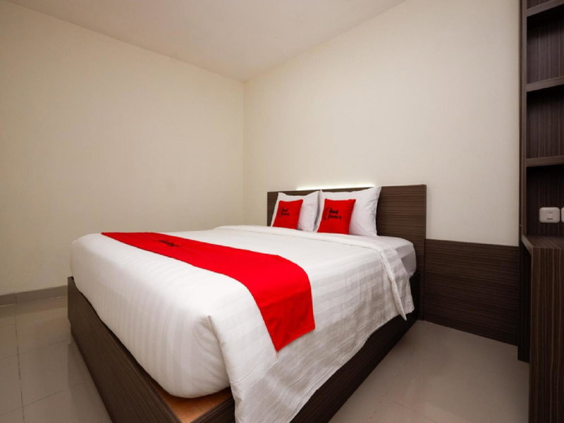 RedDoorz Plus near Paragon Mall Semarang, Semarang, Indonesia