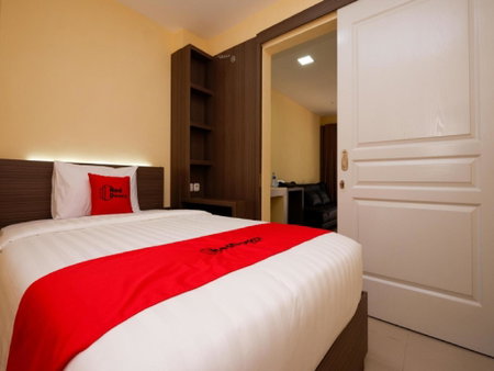 RedDoorz Plus near Paragon Mall Semarang, Semarang, Indonesia