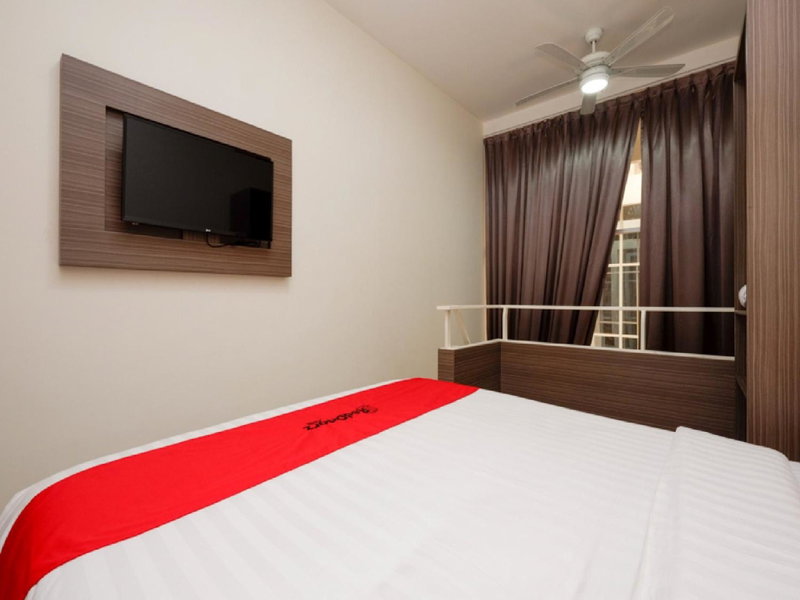 RedDoorz Plus near Paragon Mall Semarang, Semarang, Indonesia