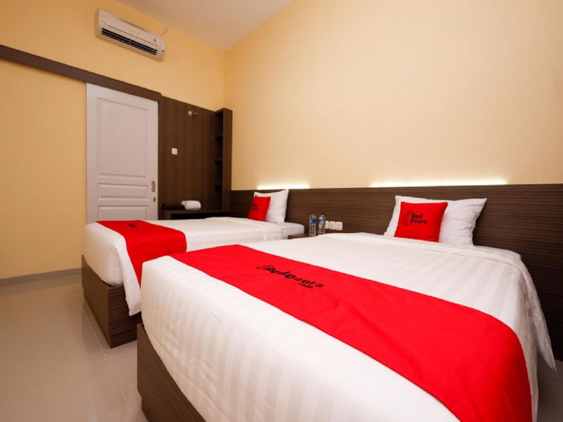 RedDoorz Plus near Paragon Mall Semarang, Semarang, Indonesia