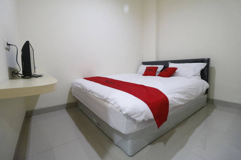 RedDoorz Plus near Mall Ciputra Jakarta, Jakarta, Indonesia