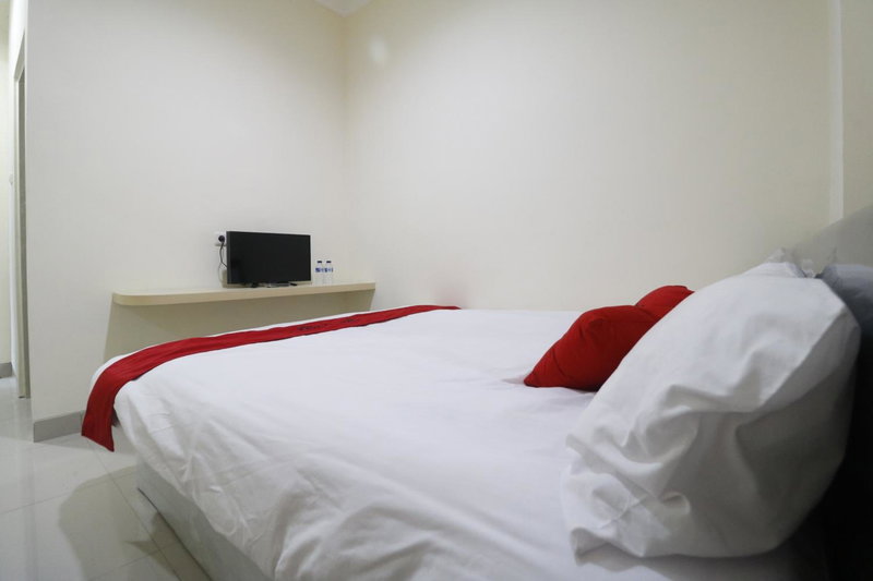 RedDoorz Plus near Mall Ciputra Jakarta, Jakarta, Indonesia