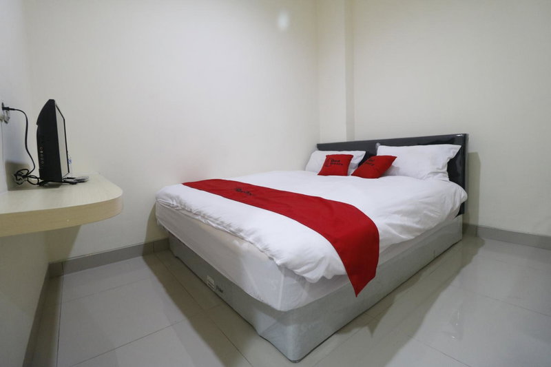 RedDoorz Plus near Mall Ciputra Jakarta, Jakarta, Indonesia