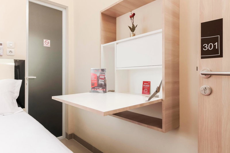 RedDoorz near Soekarno Hatta Airport, Tangerang, Indonesia