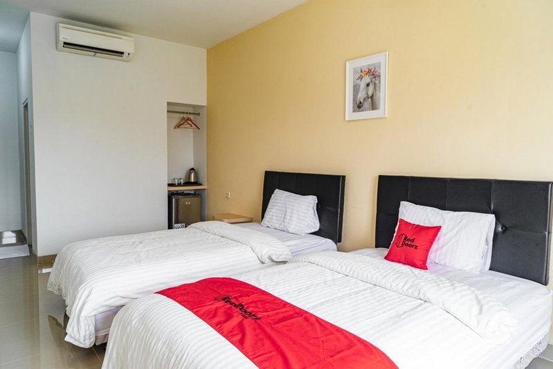 RedDoorz Plus near Teras Kota 3, Tangerang, Indonesia