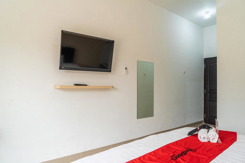 RedDoorz Plus near Teras Kota 3, Tangerang, Indonesia
