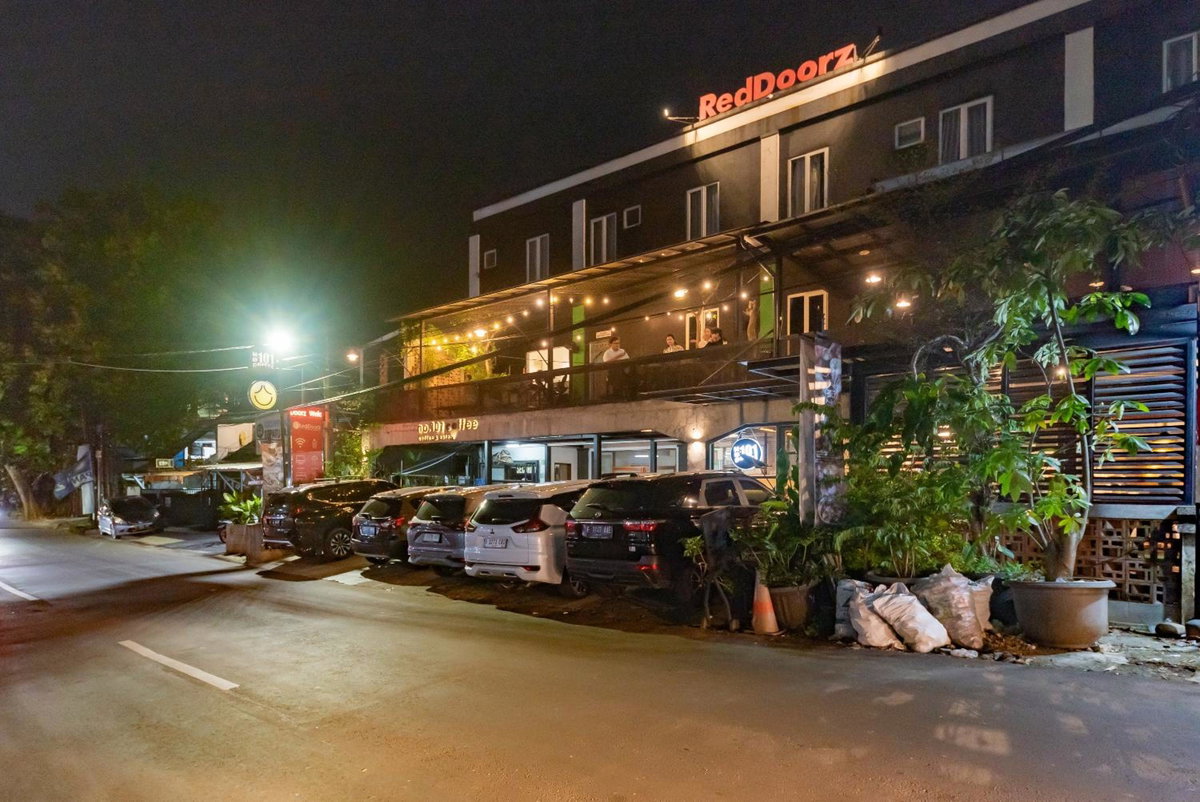 RedDoorz near Botani Square Mall, Indonesia