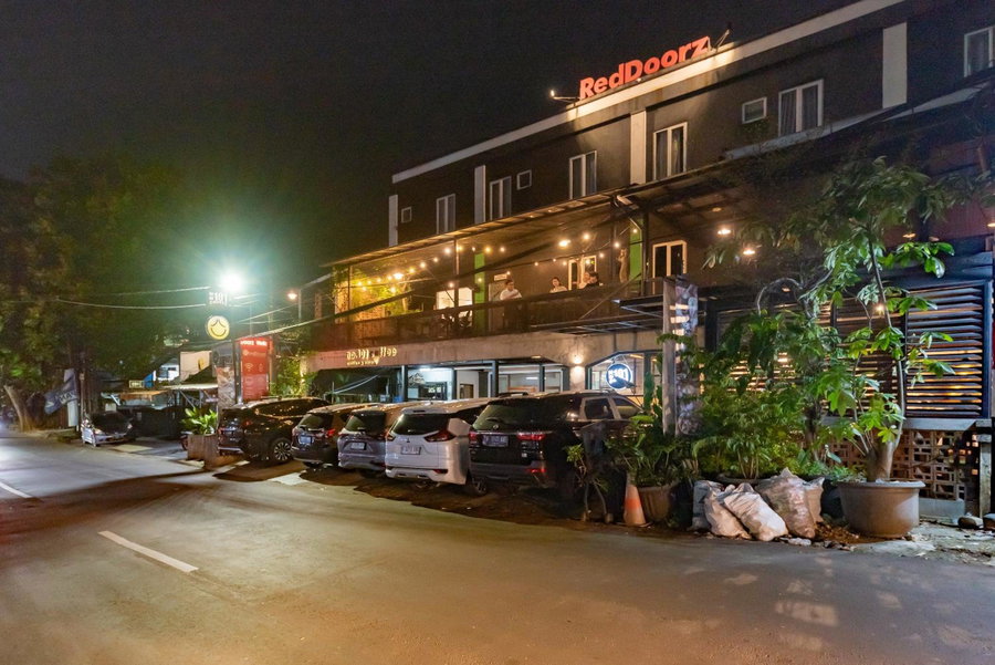RedDoorz near Botani Square Mall, Bogor, Indonesia