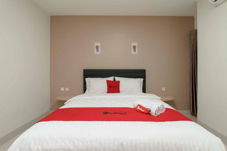 RedDoorz Plus near Eka Hospital BSD 5, Tangerang, Indonesia