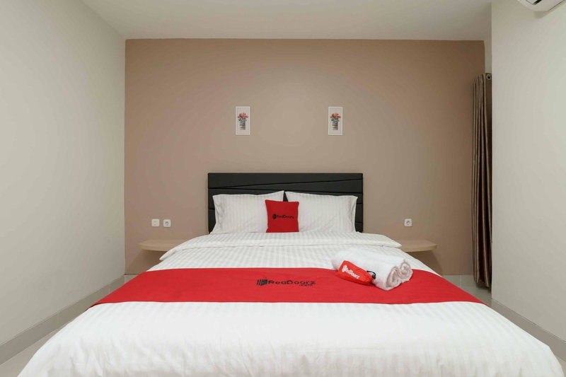 RedDoorz Plus near Eka Hospital BSD 5, Tangerang, Indonesia