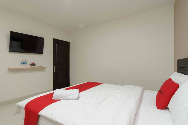 RedDoorz Plus near Eka Hospital BSD 5, Tangerang, Indonesia