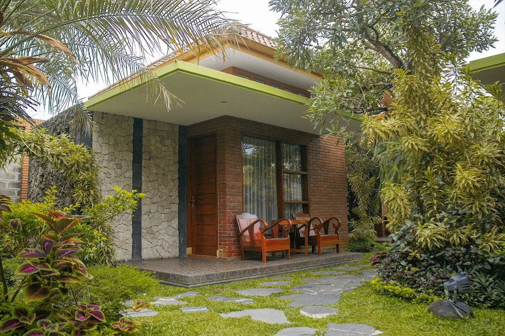 Rumput Resort & Resto, Indonesia