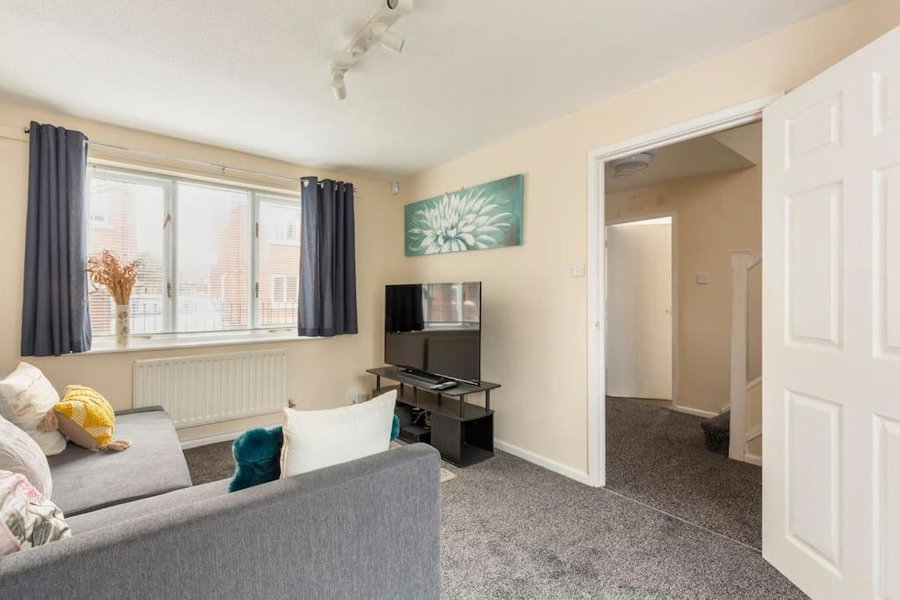 New Manchester Getaway Home - Free Gated Parking with Fob, Manchester, United Kingdom