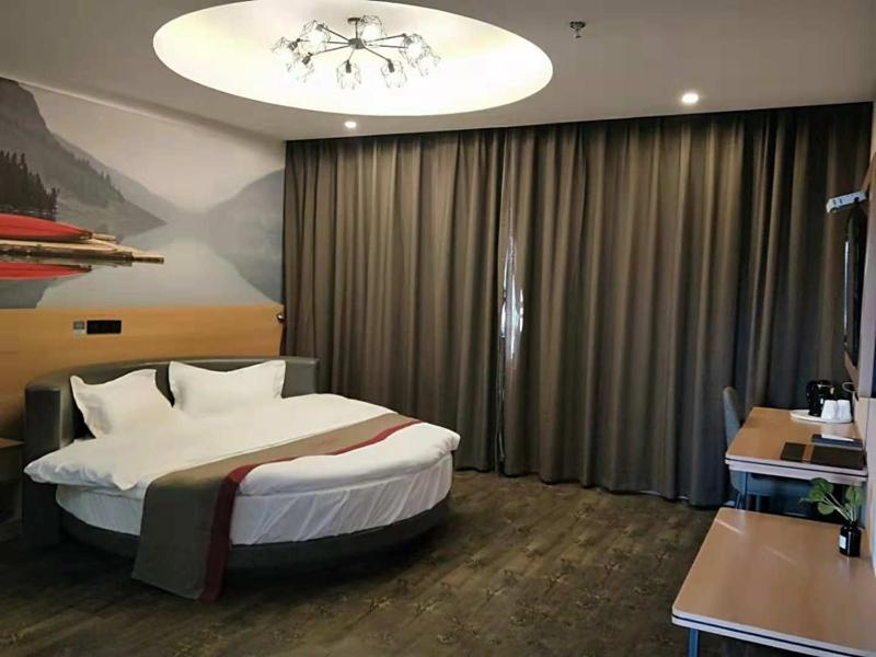 Thank Inn Chain Hotel anhui fuyang funan county department store, China
