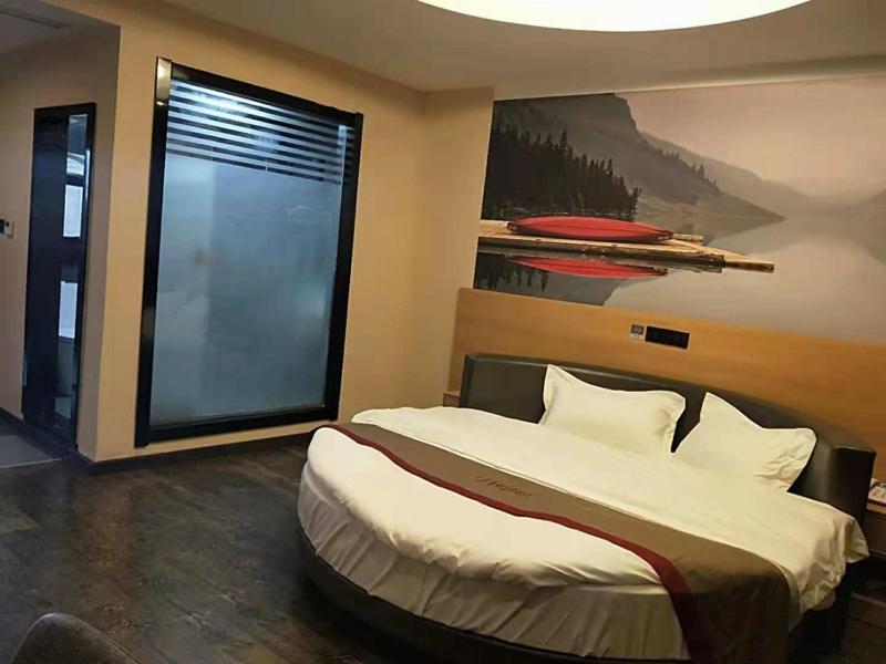 Thank Inn Chain Hotel anhui fuyang funan county department store, Fuyang, China