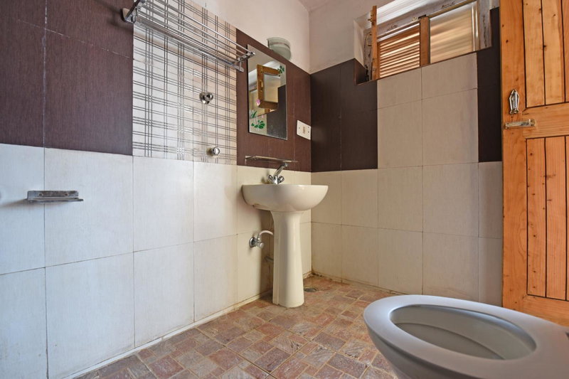 Hotel Tourist 10 minutes walking distance from the mall, Manāli, India