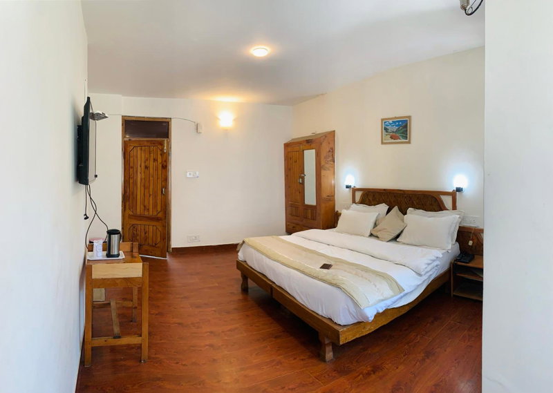 Hotel Tourist 10 minutes walking distance from the mall, Manāli, India