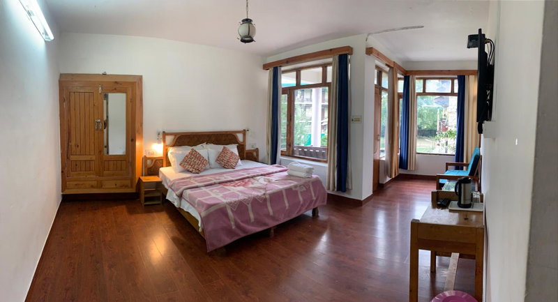 Hotel Tourist 10 minutes walking distance from the mall, Manāli, India