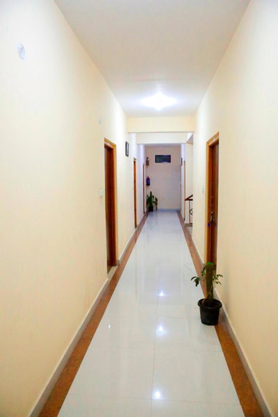 Hotel Avlokan - Near Kainchi Dham Mandir, Bhowāli, India