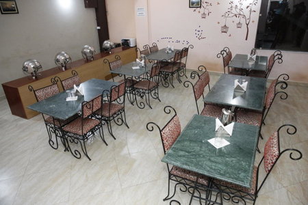 Hotel Avlokan - Near Kainchi Dham Mandir, Bhowāli, India