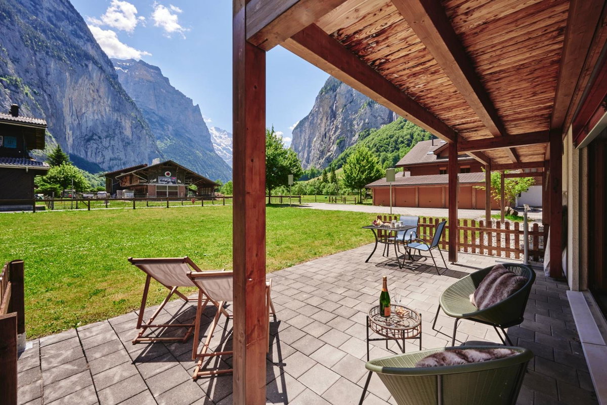 Apartment Trümmelbach, Comfortabl & Cozy, Private Terrace with best views, Switzerland