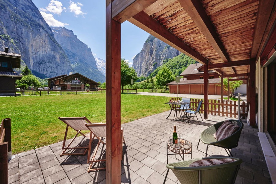 Apartment Trümmelbach, Comfortabl & Cozy, Private Terrace with best views, Lauterbrunnen, Switzerland