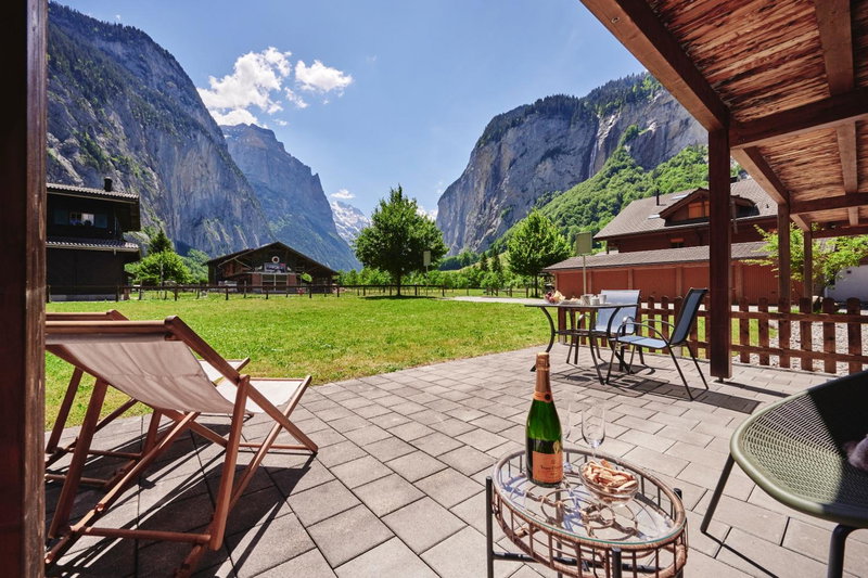 Apartment Trümmelbach, Comfortabl & Cozy, Private Terrace with best views, Lauterbrunnen, Switzerland