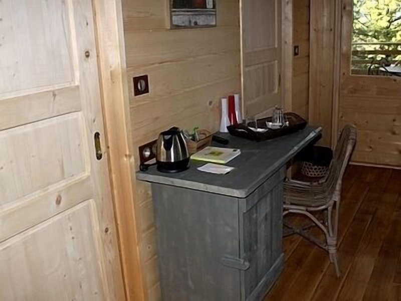 Hotel Les Cabanes Dans Les Bois, Villalier, France