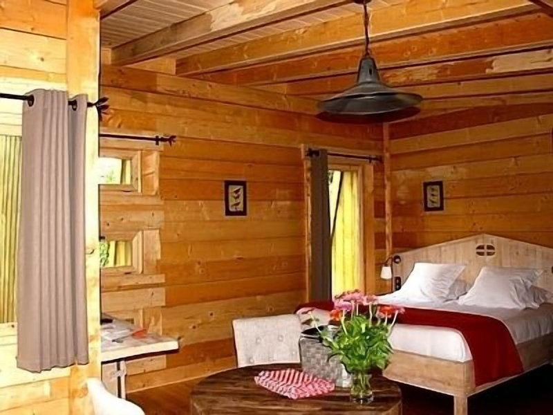 Hotel Les Cabanes Dans Les Bois, Villalier, France
