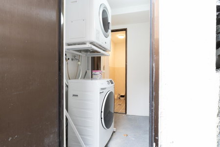 Maximum of 18 people can be rented in one building 3 minutes walk to Tomari Port 10 minutes drive to the airport No parking lot 30 seconds walk from paid p, Naha, Japan