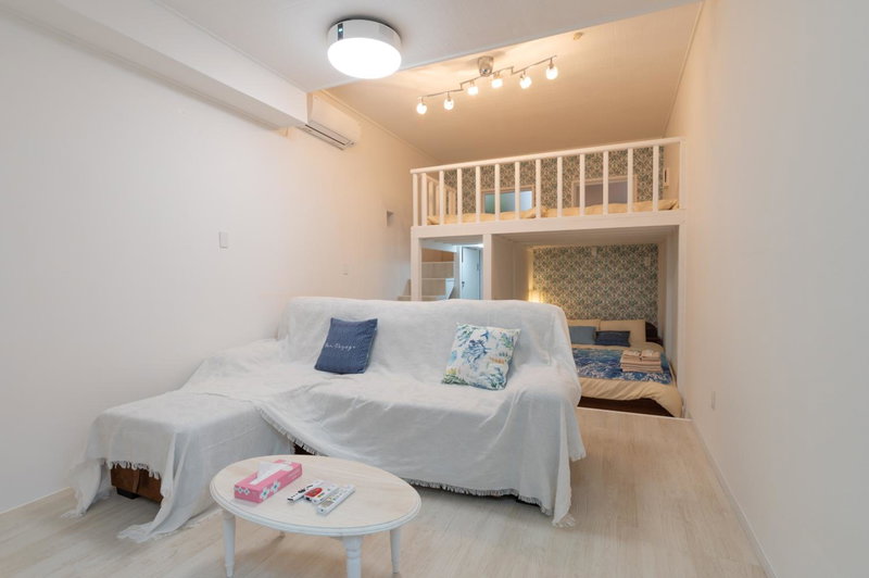 Maximum of 18 people can be rented in one building 3 minutes walk to Tomari Port 10 minutes drive to the airport No parking lot 30 seconds walk from paid p, Naha, Japan
