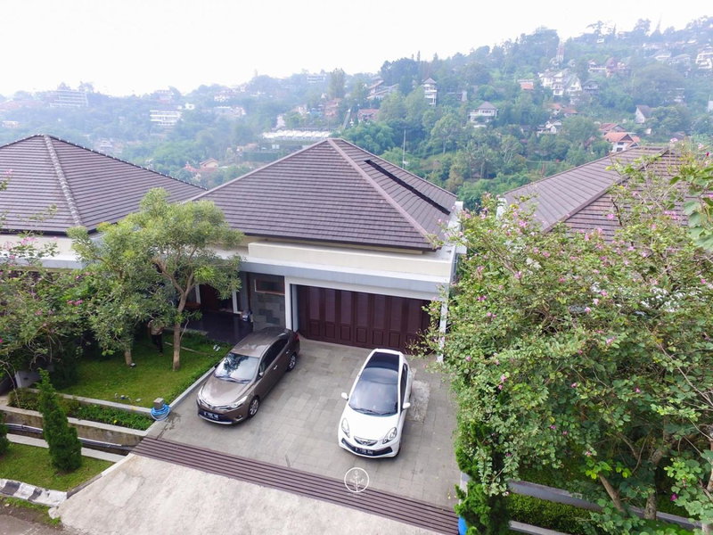 Magenta Hill View Villa 6 Bedrooms With a Private Swimming Pool and a Movie Room and a Billiard Table, Bandung, Indonesia