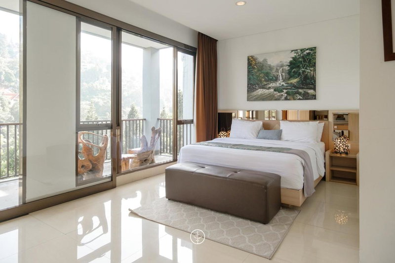 Magenta Hill View Villa 6 Bedrooms With a Private Swimming Pool and a Movie Room and a Billiard Table, Bandung, Indonesia