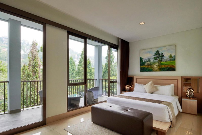 Magenta Hill View Villa 6 Bedrooms With a Private Swimming Pool and a Movie Room and a Billiard Table, Bandung, Indonesia