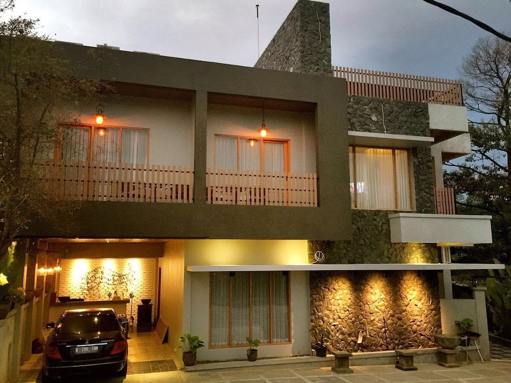 Casa De Apple, Indonesia