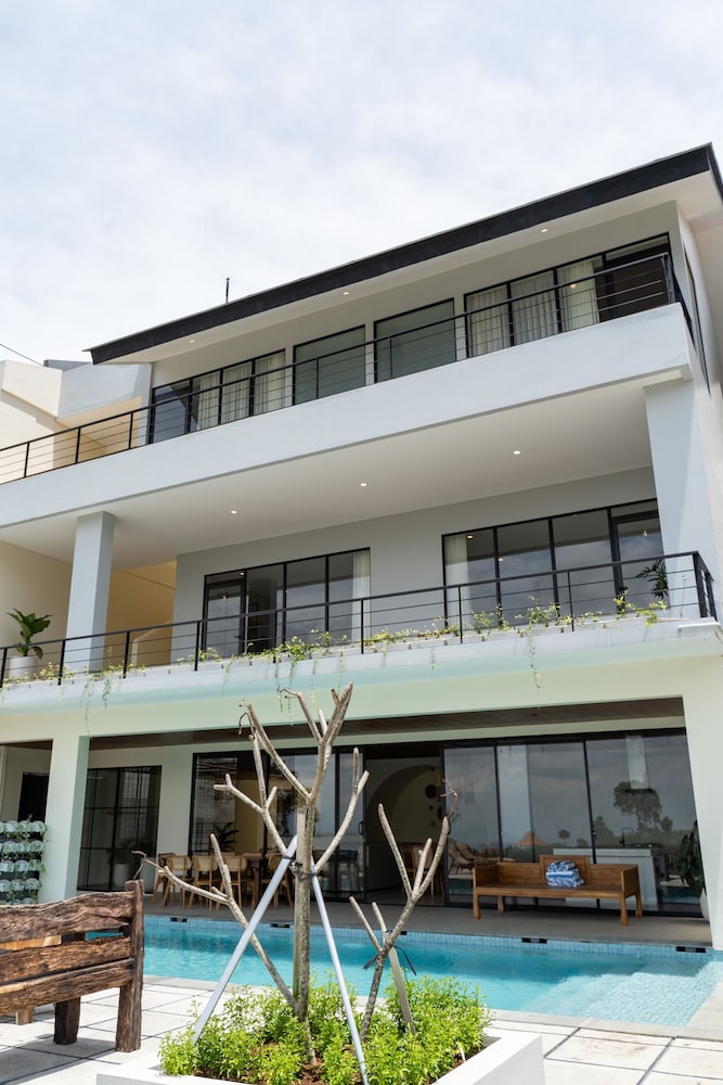 JadenHill CityView 8BR Villa Heated Pool+Movieroom, Indonesia