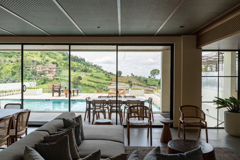 JadenHill CityView 8BR Villa Heated Pool+Movieroom, Cimenyan, Indonesia
