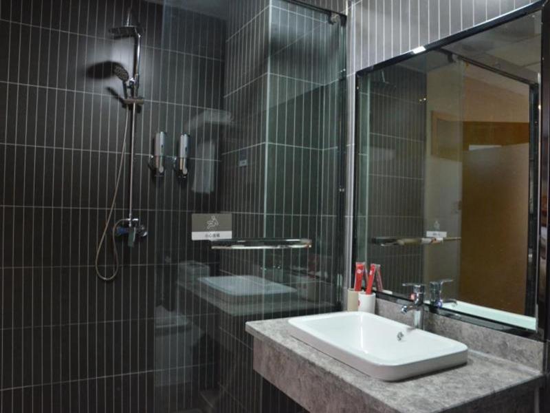 Thank Inn Chain Hotel henan luoyang mengjin county huimeng avenue bilingual school, Luoyang, China