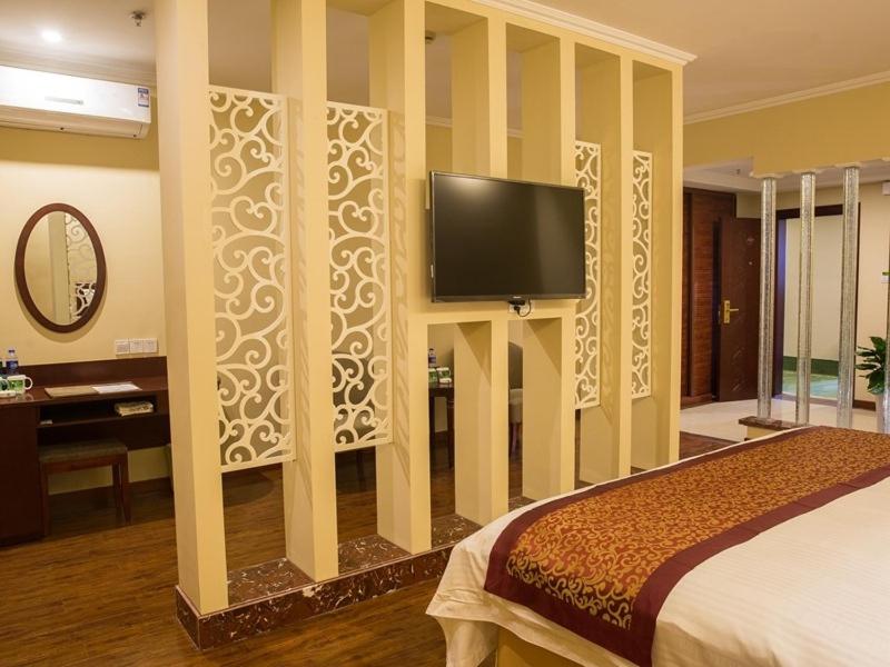 GreenTree Inn Jiangsu Suzhou Changshu Fuchunjiang International Qipeicheng Road Express Hotel, Changshu, China