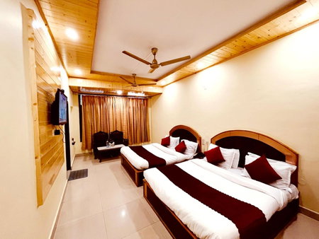 Hotel Amit - 5 Mins Drive to Airport, Shamshi, India