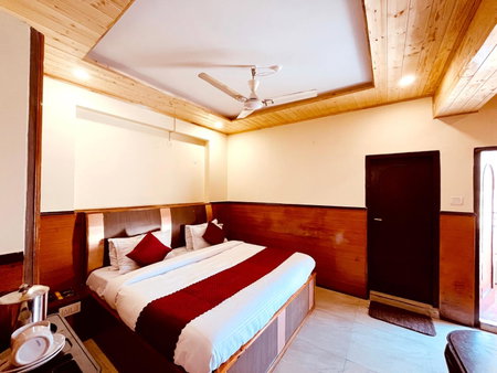 Hotel Amit - 5 Mins Drive to Airport, Shamshi, India