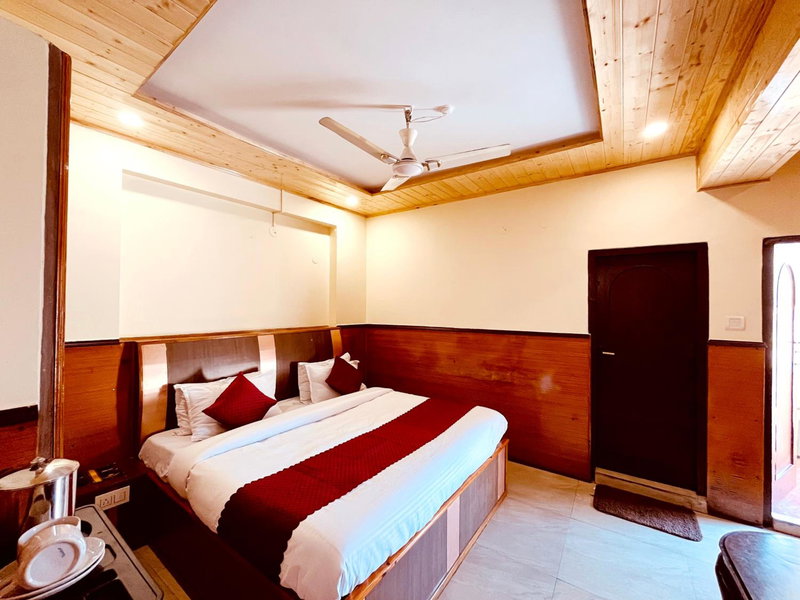 Hotel Amit - 5 Mins Drive to Airport, Shamshi, India